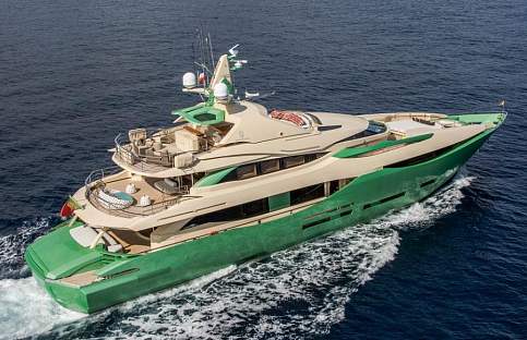 BELLISSIMI SUPER YACHT VERDI IL GIORNO DI SAN PATRICK